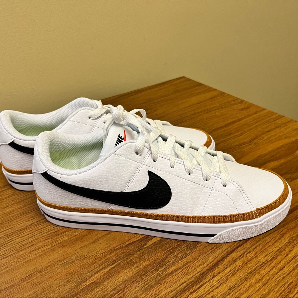 Nike Size 8.5 Leather Tennies
